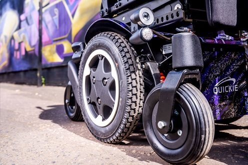 QUICKIE Q300 M Mini Teens Wózek elektryczny z napędem na środkowe koła