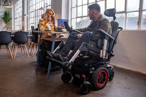 QUICKIE Q300 M Mini SEDEO LITE Wózek elektryczny z napędem na środkowe koła