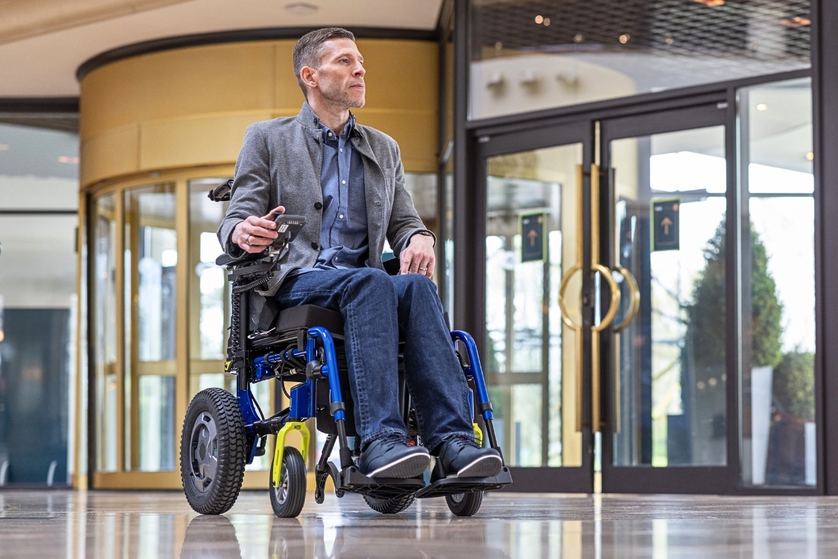 Esprit Action elektryczny wózek inwalidzki składany z napędem na tylne koła i joystickiem
